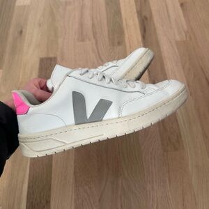 VEJA V-12 Leather Low-Top Skater Sneakers Women’s Size 8 White Gray Pink